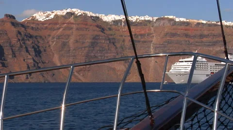 Sailing towards the red cliffs of Santorini with it's capital - Fira, on top. Stock-Footage 60926753