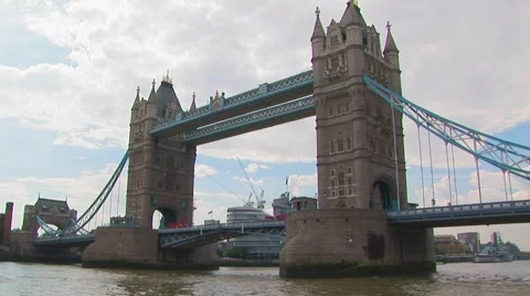Sailing by the Tower Bridge Video stock 63150483