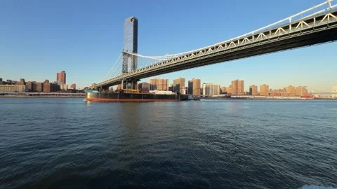 Sailing under Manhattan Bridge, cargo ship, New York, USA Vidéo 307601685