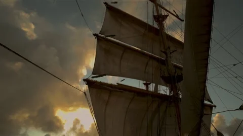 Sailing vessel.  Wind-filled sails.  At sunrise.  Silhouette. 스톡 동영상 133973992
