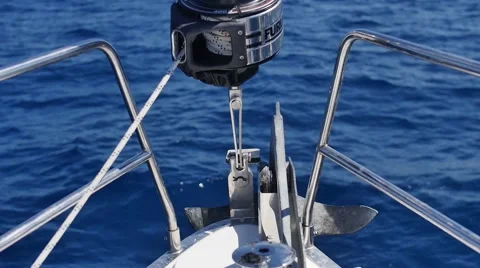 Sailing in the wind through the waves. Video stock 58094936