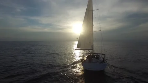 Sailing yacht at sunset. Vidéo 61041660