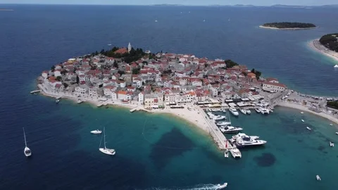 Sailing yachts in a beautiful harbor. Video stock 158323630