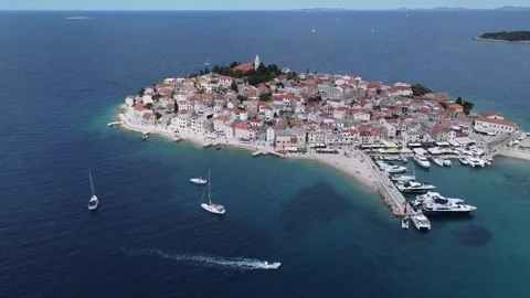 Sailing yachts in a beautiful harbor. Video stock 158323772