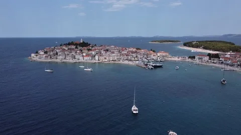 Sailing yachts in a beautiful harbor. Video stock 158328595