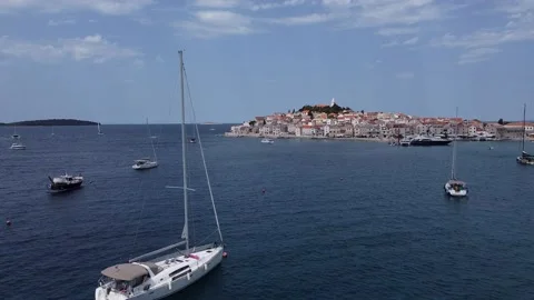 Sailing yachts in a beautiful harbor. Video stock 158330004