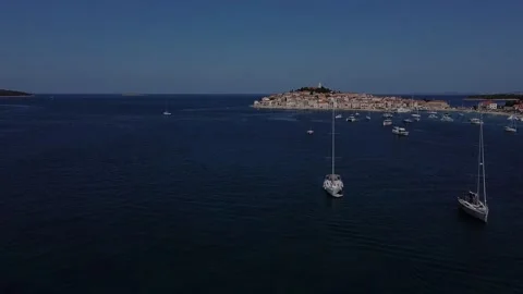 Sailing yachts in a beautiful harbor. Video stock 159068243