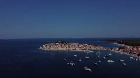 Sailing yachts in a beautiful harbor. Video stock 159069489