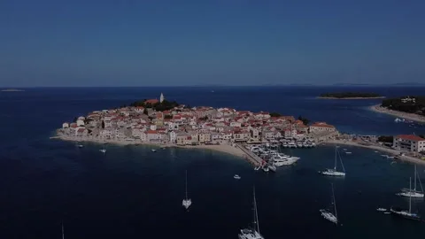 Sailing yachts in a beautiful harbor. Video stock 159069959