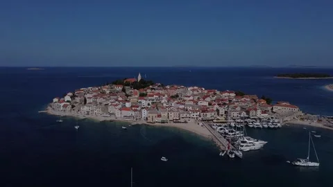 Sailing yachts in a beautiful harbor. Video stock 159070044