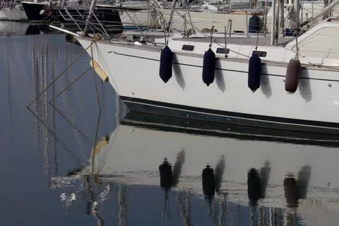 Sailing yacht's bow reflection in the water Foto stock