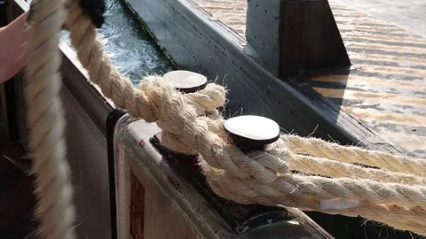 Sailor Hand Securing Rope to Mooring Bollard on Boat Vídeos de archivo 335261909