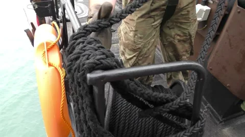 A sailor ties a rope and makes a knot Видео 58507579