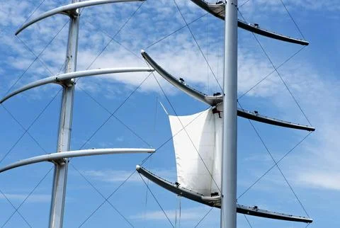 Sailor Working on Luxury Yacht Sails Under Blue Sky Foto stock