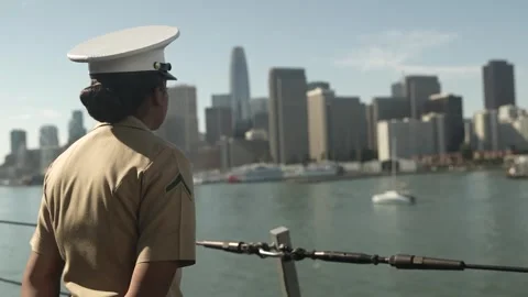 Sailors man the rails aboard USS Somerset arriving in San Fransisco 库存影片 288083700