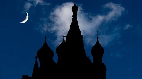 Saint Basil's Cathedral in Red Square in Moscow, Russia, Quarter Moon Clouds Vídeo Stock 106901935