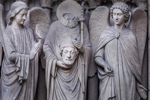 Saint Denis without head and angel, Notre dame detail, Paris, France Foto stock