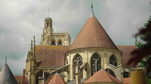 Saint-Étienne Cathedral behind Saint-Pierre-le-Rond Church, Sens, France Vidéo 339201398