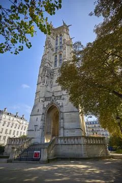 Saint-Jacques Tower in Paris surrounded by autumn trees Stock-Fotos