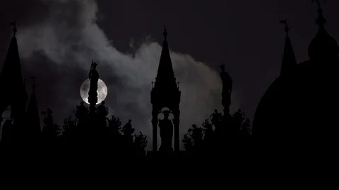 The Saint Mark's Basilica in Piazza San Marco, Venice, Italy, Full Moon and Vídeo Stock 92964489