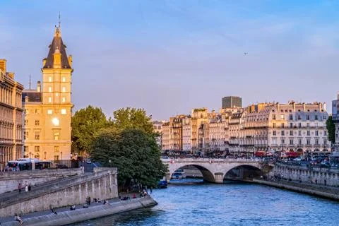 Saint-Michel bridge on Seine river at sunset - Paris, France 스톡 사진