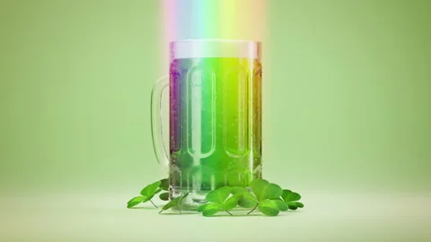Saint Patrick’s Day beer dynamic rotation, shamrock leaves decoration Stockbeeldmateriaal 168942459