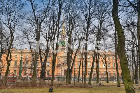 SAINT PETERBURG/RUSSIA-09 DESEMBER 2018: park in late autumn, early morning Stock Photos