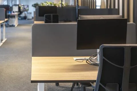 Saint Peterburgs, Empty modern open-plan office with computer monitors, des.. 库存照片