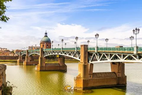 Saint Pierre bridge and the Grave hospital on the Garonne river in Toulouse Stock Photos