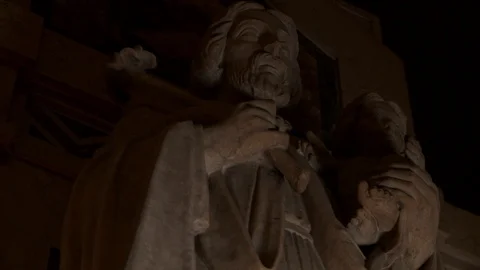 Saint statue with shadows, interior Catholic church. Vídeo Stock 106836143