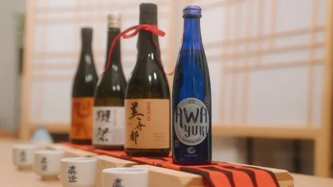 Saké Alignement Rack focus Alcool bottles Stock Footage 164528385