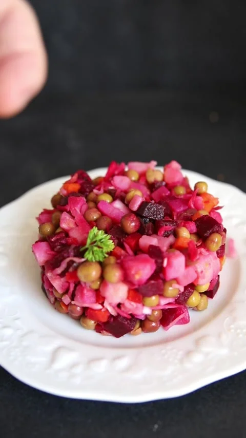 Salad beetroot and vegetables meatless dish beet, cabbage, onion, green peas Vidéo 344990929