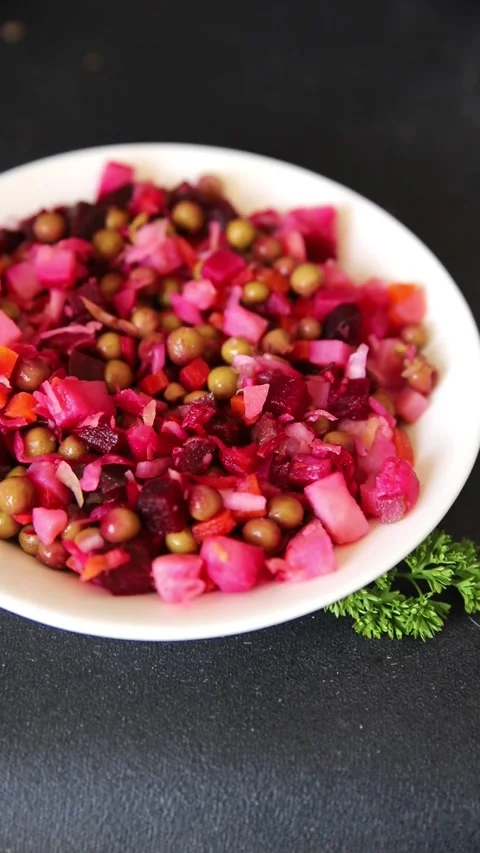 Salad beetroot and vegetables meatless dish beet, cabbage, onion, green peas Vidéo 344990941