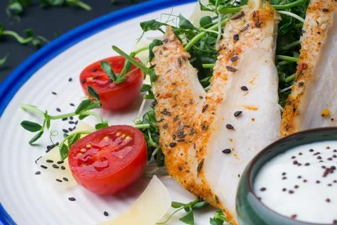 Salad with chicken (Caesar salad) with micro-greens, cherry tomatoes and Foto stock