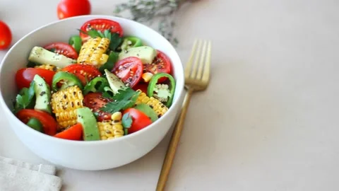 Salad with corn, avocado, tomatoes, peppers and parsley. Healthy eating. Vídeo Stock 201328514