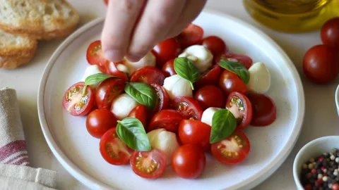 Salad with mozzarella, tomatoes, nuts and basil. Healthy eating. Vegetarian food Vídeo Stock 200094606