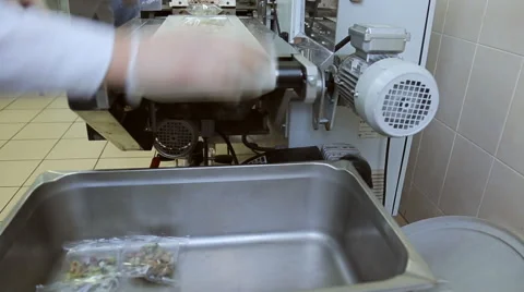 Salad is packed in transparent containers collected from conveyor collects Vídeos de archivo 64995791