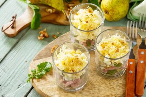 Salad with Pear, Ham, Egg, Walnuts, Fruits and Arugula. Foto stock
