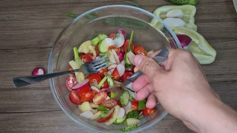 Salad Preparation Process. Process Of Mixing Fresh Salad. Vídeos de archivo 165505486