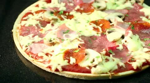 Salami pizza baking in the oven (time lapse) Stock-Footage 24673282