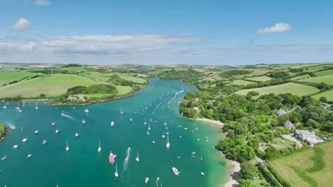 Salcombe and Mill Bay over Kingsbridge Estuary, Batson Creek, Southpool Creek Vidéo 280014455