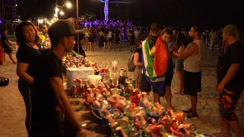 Sale of alcoholic and soft drinks on Haad Rin beach, Fool Moon Party Vídeos de archivo 106964098