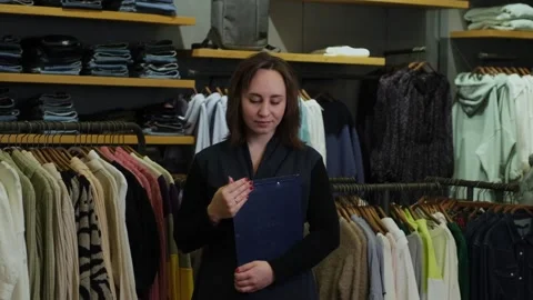 Sales assistant at work in a clothing store Vidéo 171287580