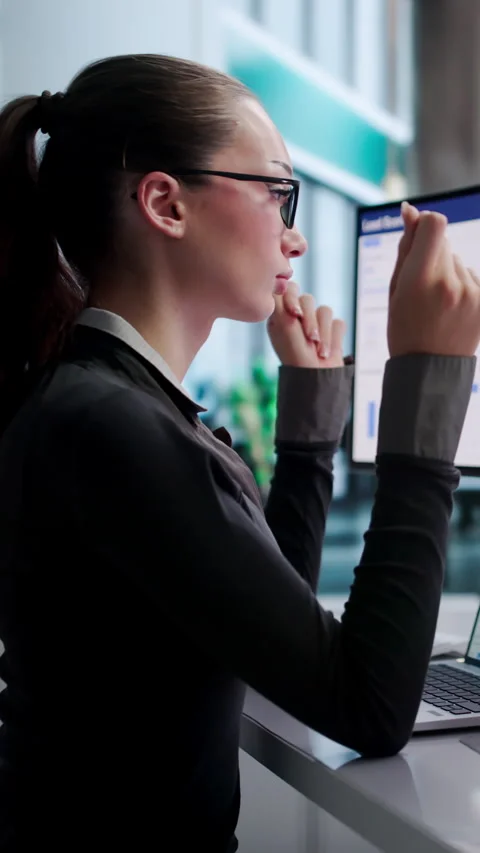 Sales Manager Analyzes Customer Data Using CRM Software Vídeo Stock 343889650