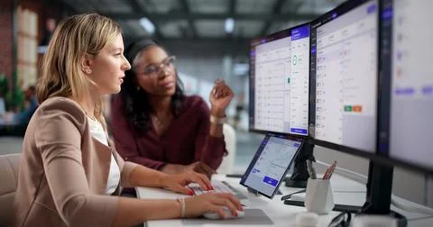 Sales Manager Studies Computer Dashboard Tracking Team Commission Earnings Cl Stockfoto's