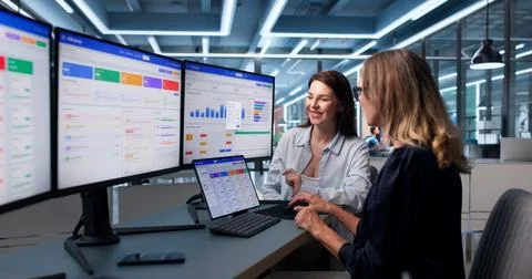 Sales Manager Uses Computer To Analyze Leads And Improve Customer Relationshi Stock-Fotos