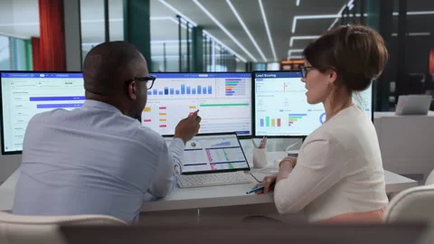 Sales Managers Discuss CRM Software To Improve Client Engagement Vídeo Stock 343882142