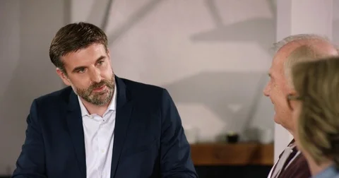 Salesman explaining forms to senior couple Vidéo 82169140