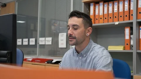 Salesman in office working on desktop computer Stock-Footage 121085063