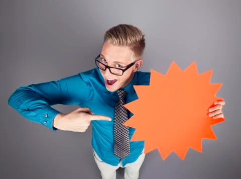 Salesman presenting empty panel with space for advertising. Foto stock